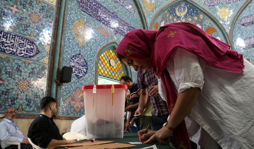 İran'da cumhurbaşkanı seçiminin ikinci turunda oy verme süreci devam ediyor